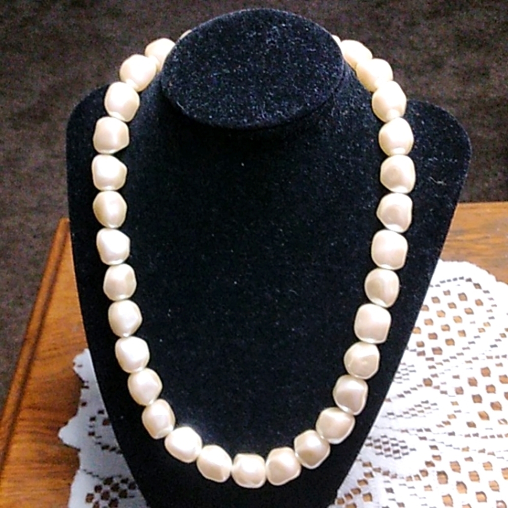 STATEMENT faux chunky pearl necklace